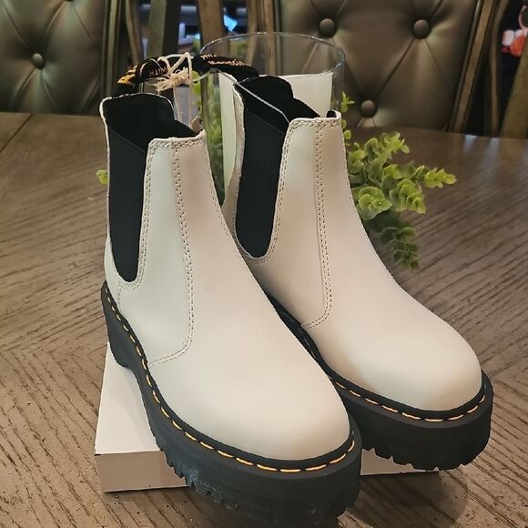 White Dr. Martens 2976 Quad Chelsea Boot Size 7 NWT AirWair - Picture 11 of 13